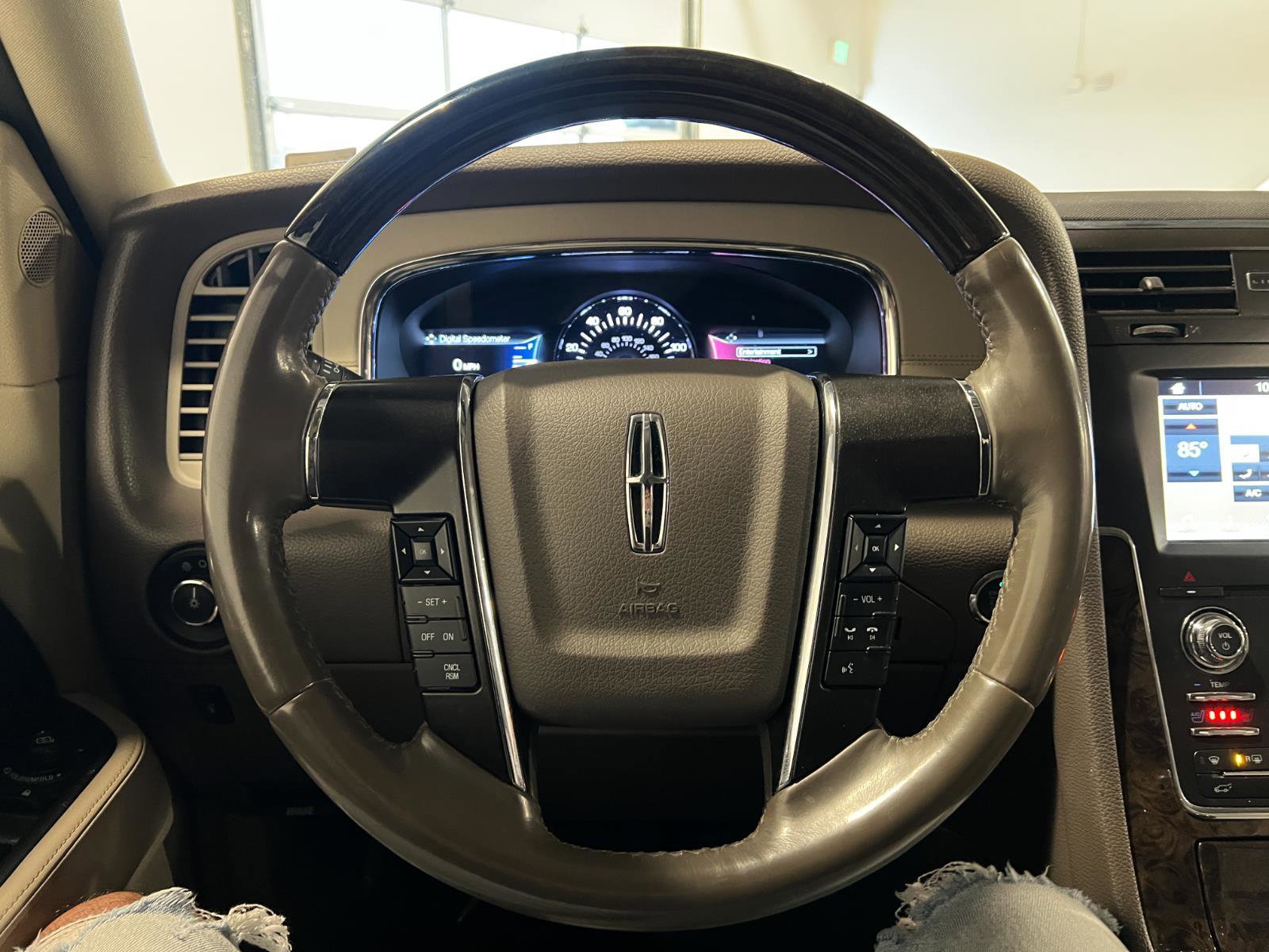 Used 2017 Lincoln Navigator Select image 10