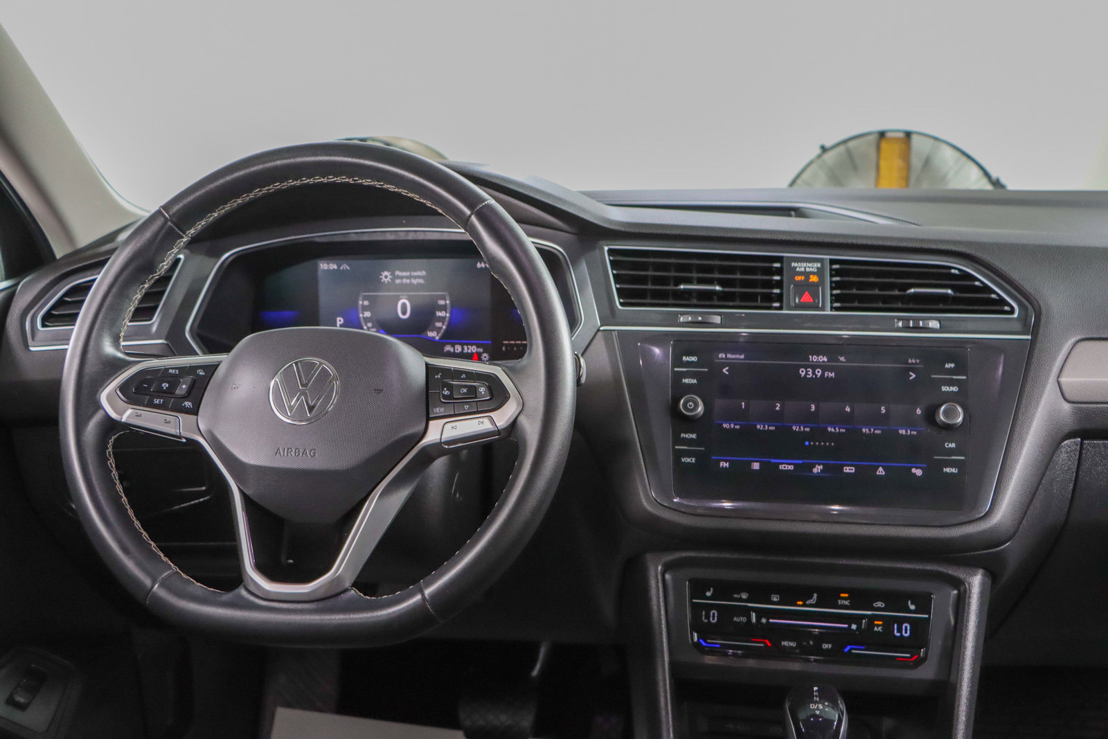 Used 2022 Volkswagen Tiguan SE w/ Panoramic Sunroof Package AWD/4WD image 17