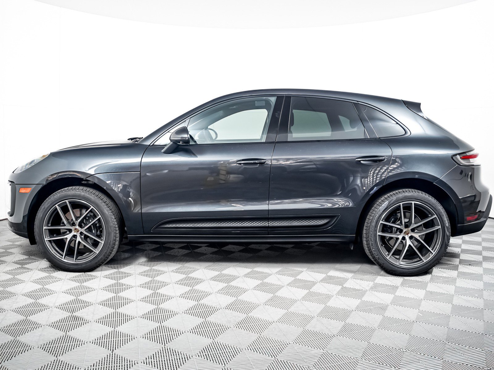 Certified 2025 Porsche Macan AWD/4WD image 2