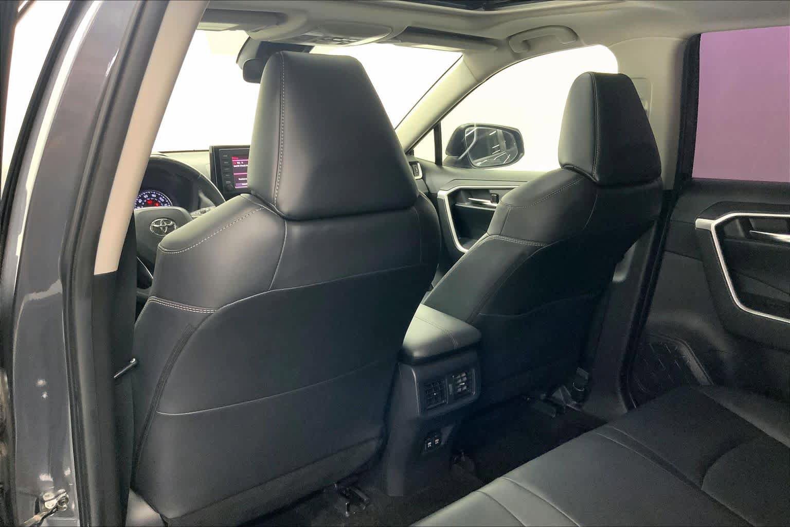 Used 2019 Toyota RAV4 XLE Premium FWD image 16