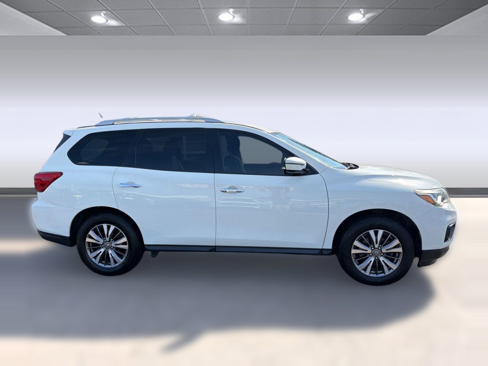 Used 2018 Nissan Pathfinder SV image 8
