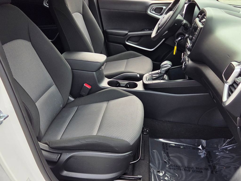 Used 2025 Kia Soul LX image 15