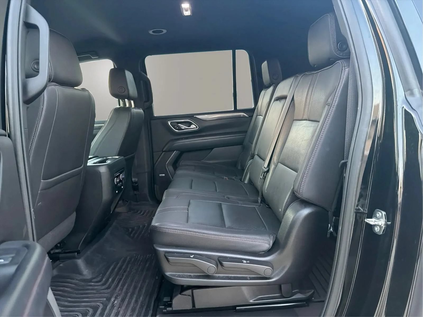 Used 2024 Chevrolet Suburban RST RWD image 13