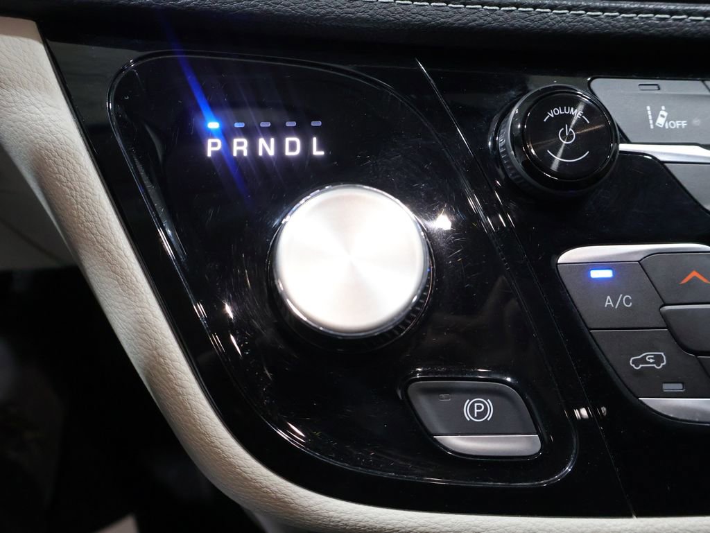 Certified 2024 Chrysler Pacifica Select image 36