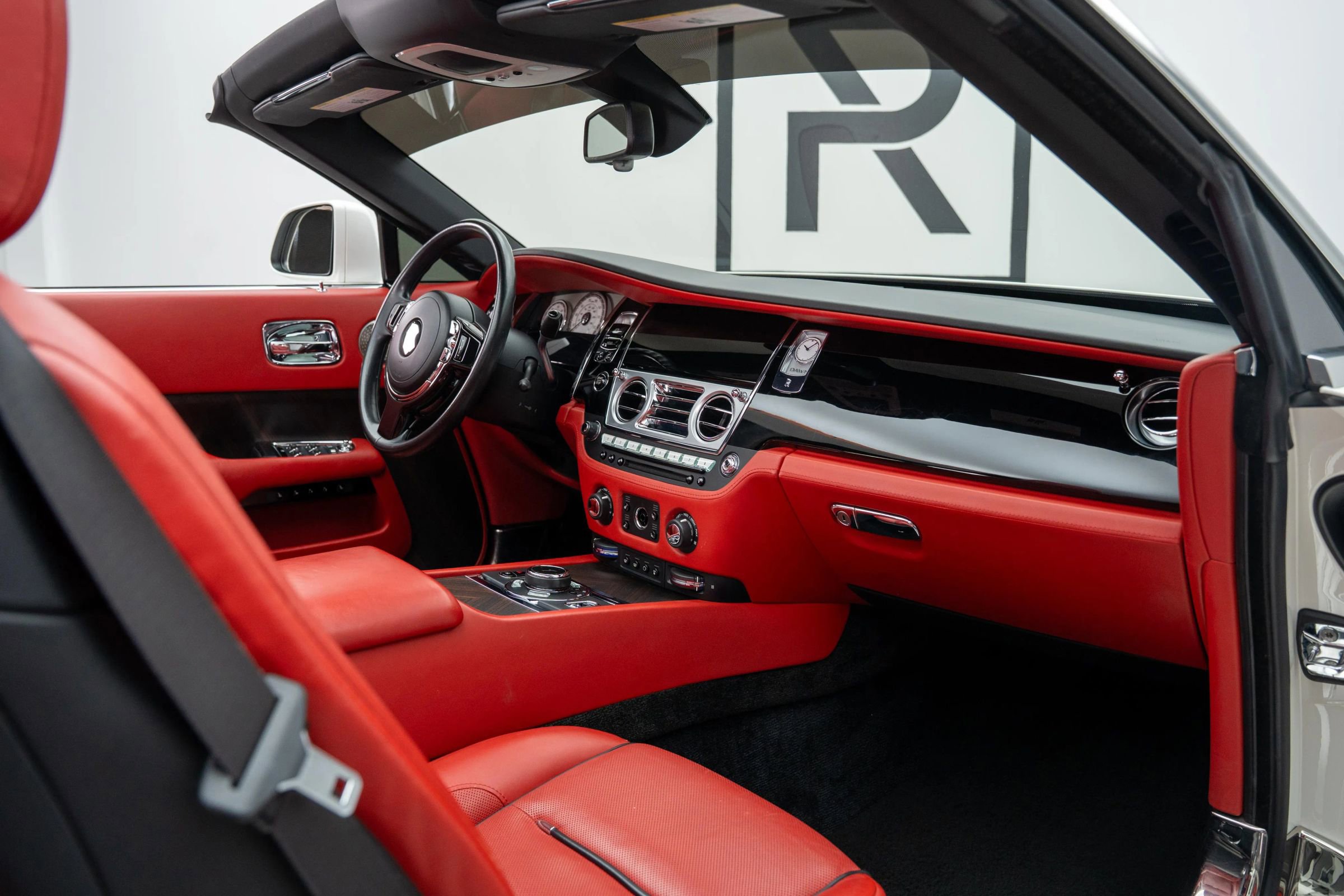 Used 2017 Rolls-Royce Dawn image 38