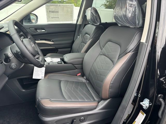 New 2025 Nissan Pathfinder Platinum image 5