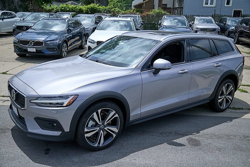 New 2026 Volvo V60 B5 Cross Country Plus w/ Climate Package AWD/4WD image 6