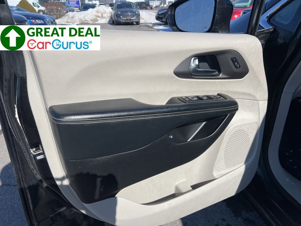 Used 2022 Chrysler Pacifica Touring-L w/ Uconnect Theater Family Group FWD image 21