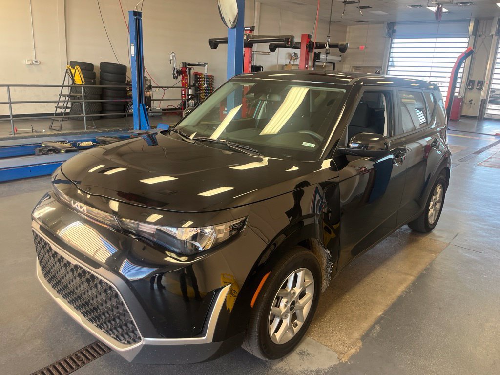 Used 2025 Kia Soul LX w/ LX Technology Package FWD image 1