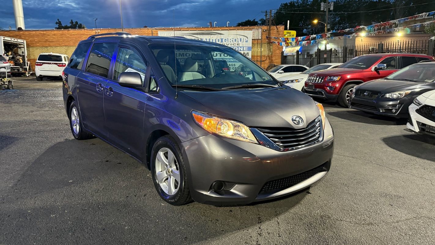 Used 2012 Toyota Sienna LE image 7