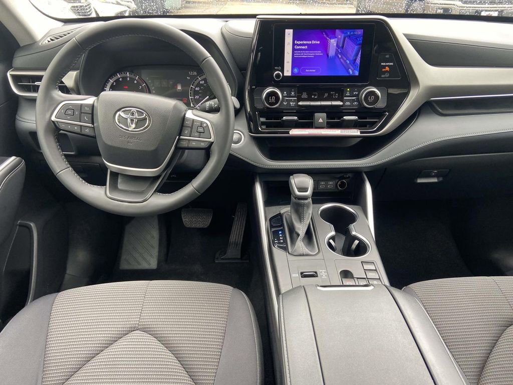 Used 2024 Toyota Highlander LE FWD image 10