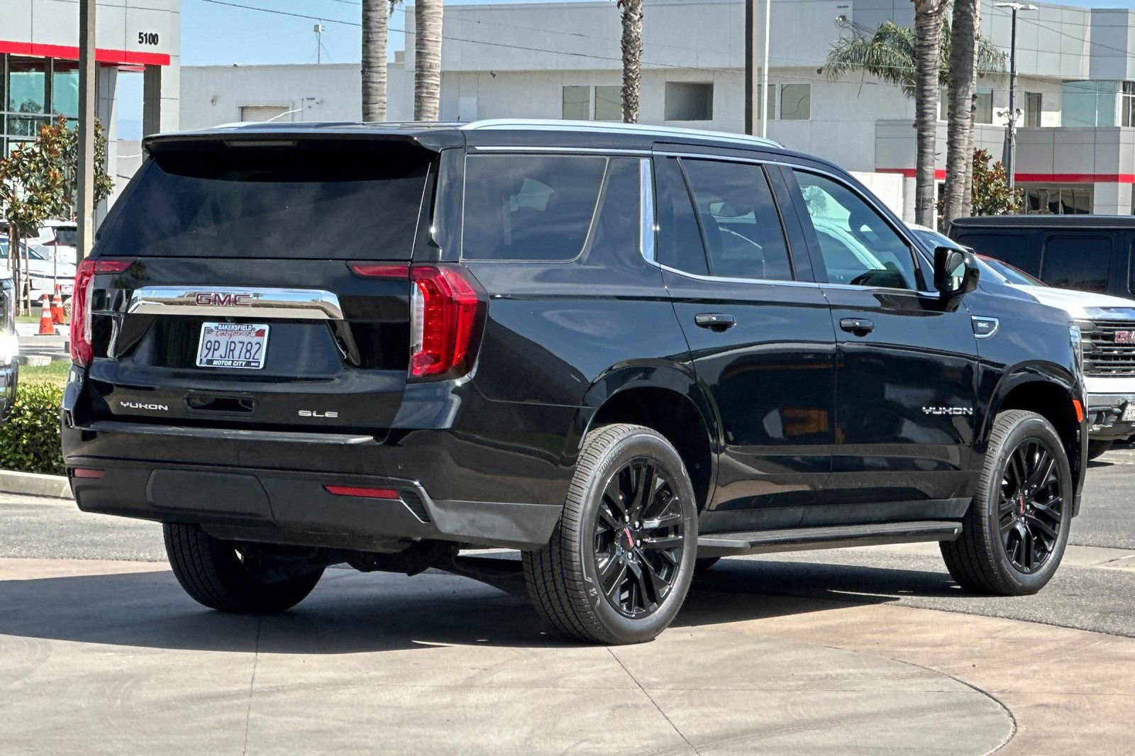 Used 2024 GMC Yukon SLE RWD image 4