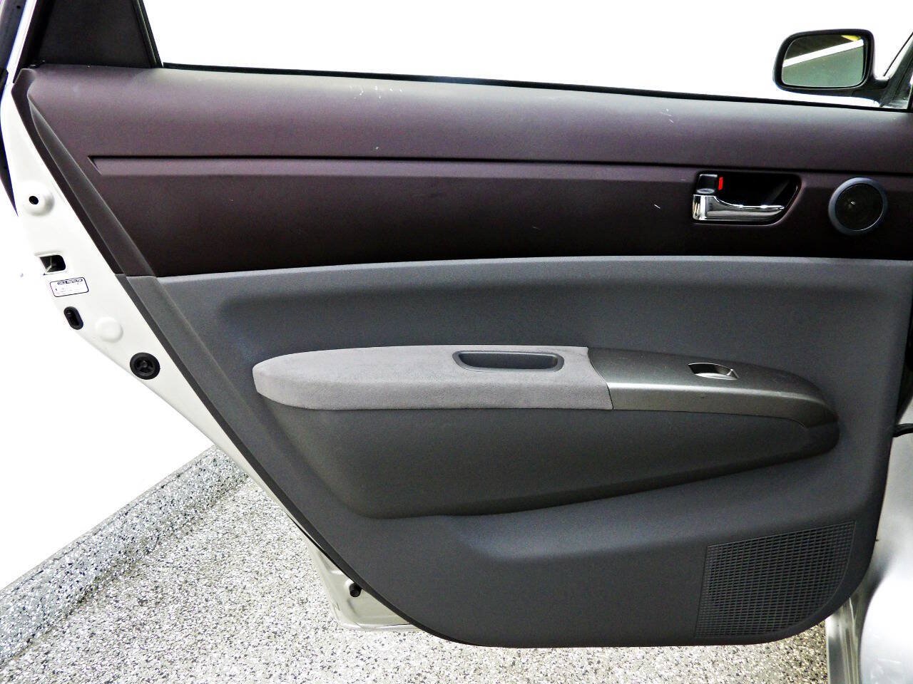 Used 2005 Toyota Prius w/ Pkg 6 FWD image 9