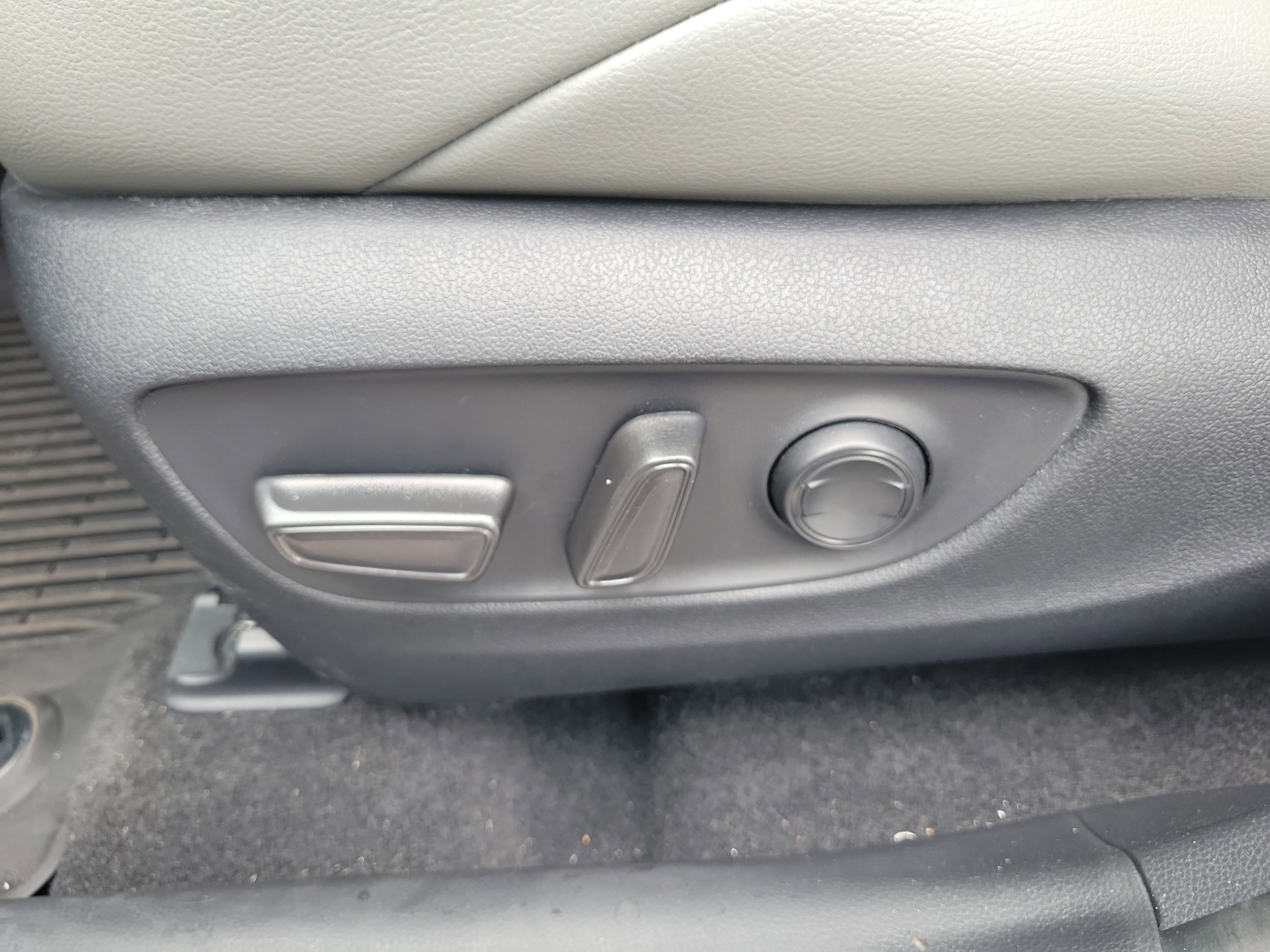 Used 2023 Toyota RAV4 SE image 23