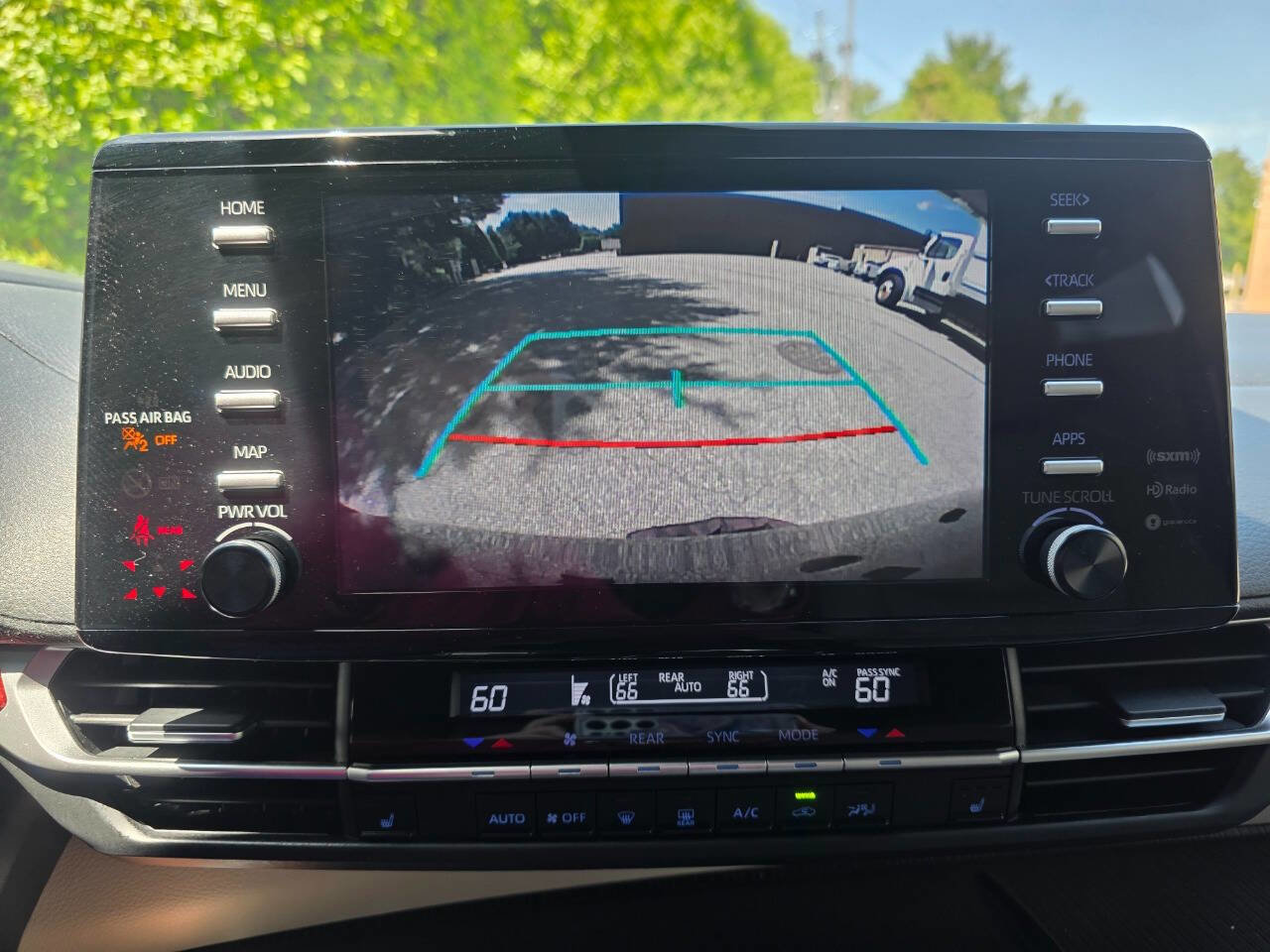 Used 2021 Toyota Sienna XLE FWD image 24