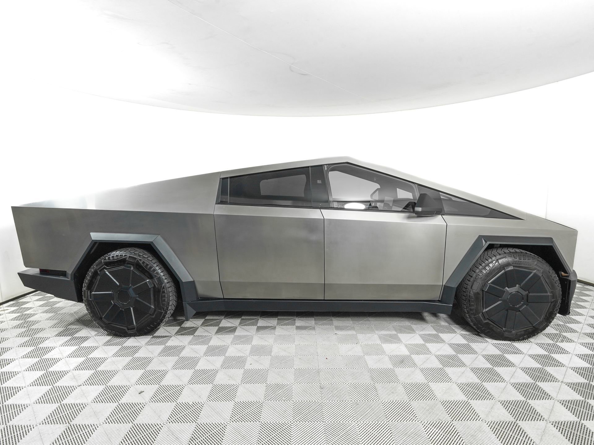Used 2024 Tesla Cybertruck Cyberbeast AWD/4WD image 4