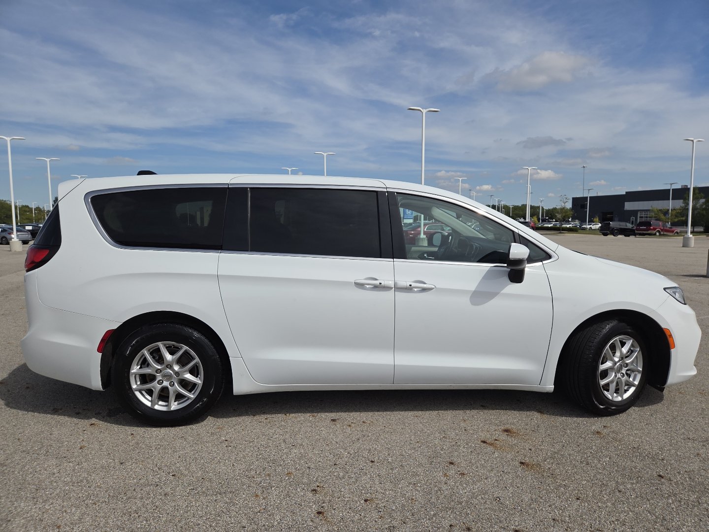 Used 2023 Chrysler Pacifica Touring-L FWD image 18