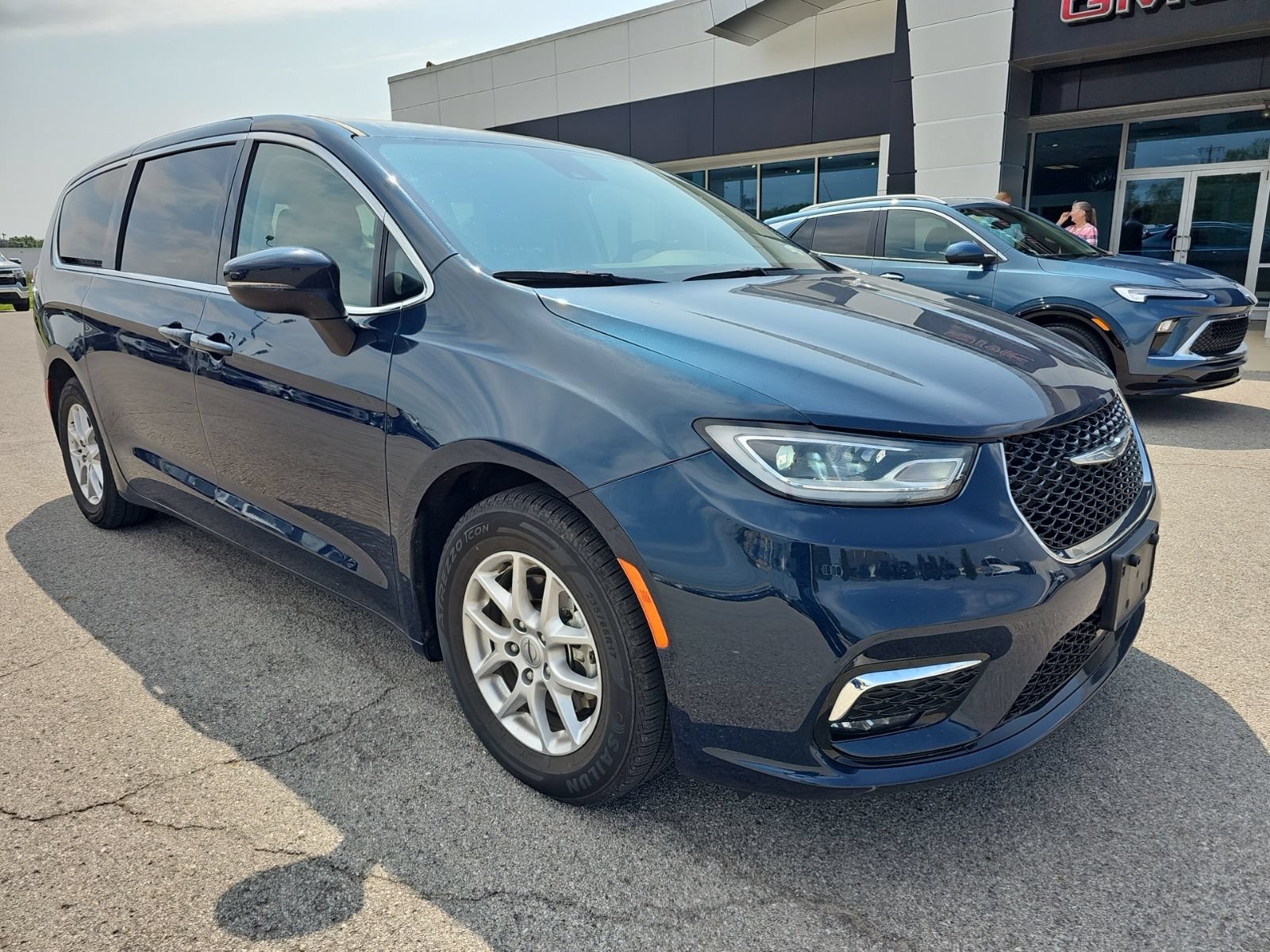 Used 2023 Chrysler Pacifica Touring-L FWD image 2