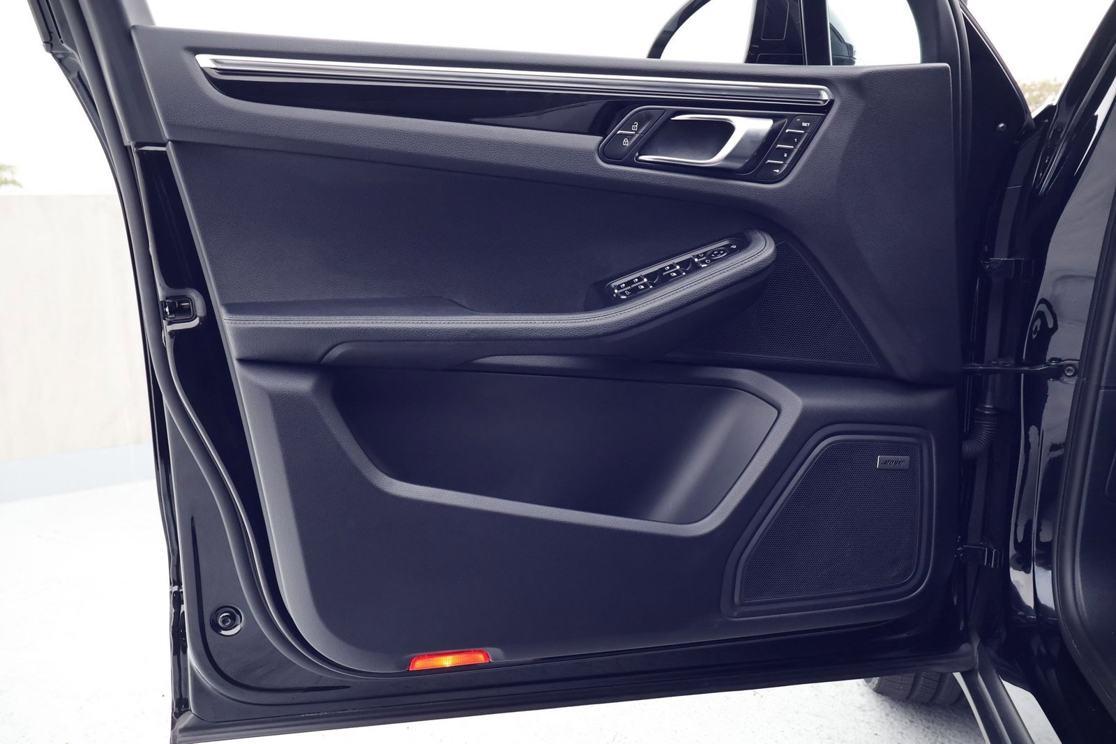 Certified 2025 Porsche Macan image 13