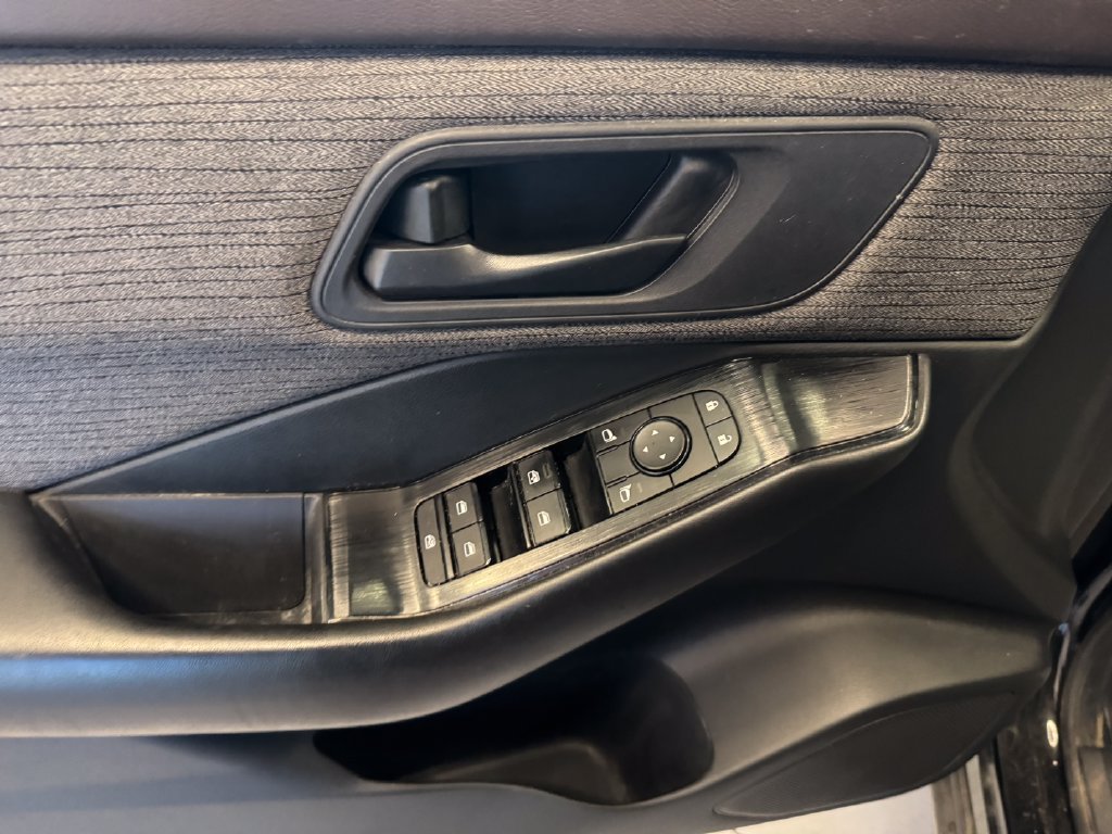 Used 2023 Nissan Rogue S AWD/4WD image 19