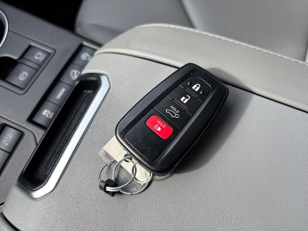 Used 2022 Toyota Highlander XLE AWD/4WD image 33