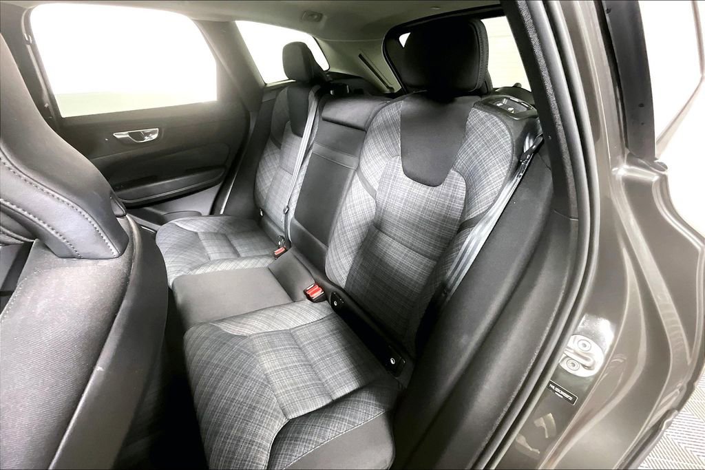 Used 2022 Volvo XC60 B5 Momentum image 26