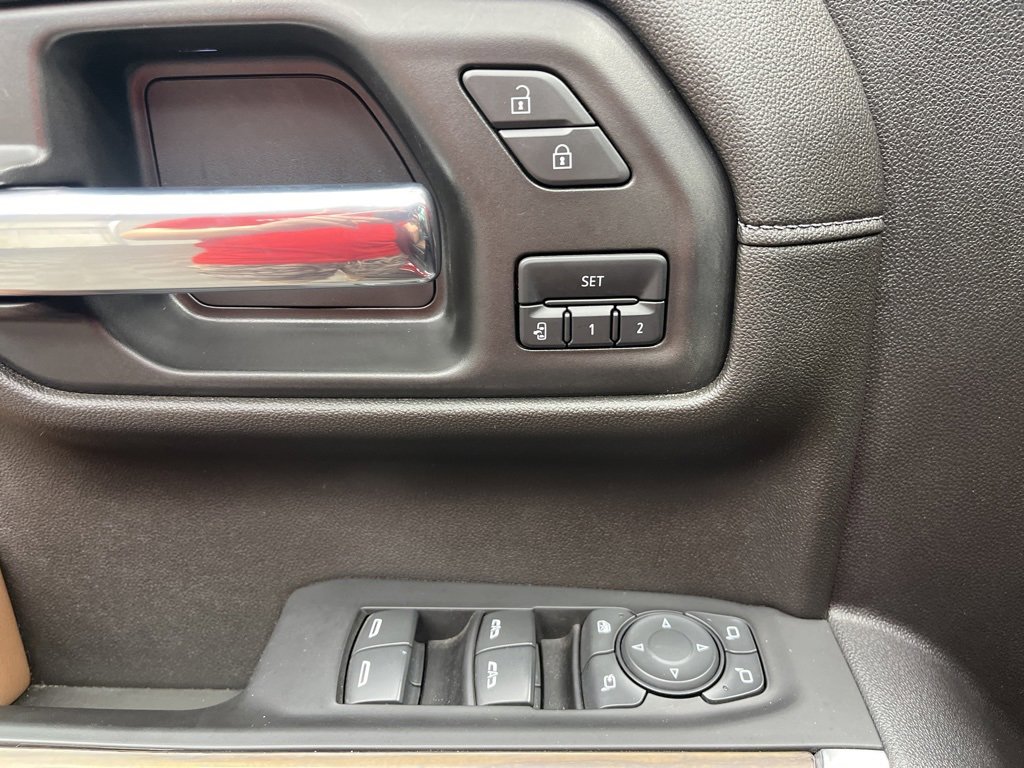 Used 2022 Chevrolet Silverado 1500 High Country w/ Technology Package image 9