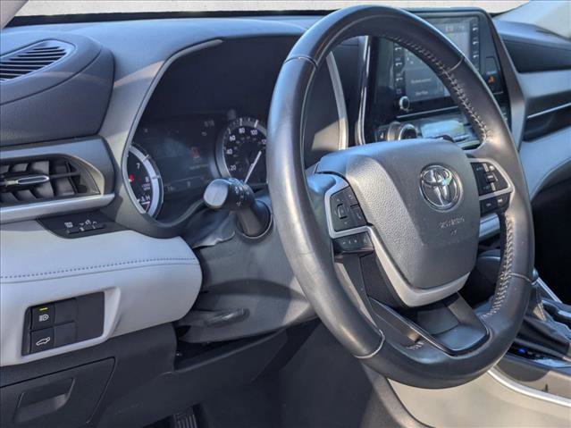 Used 2022 Toyota Highlander XLE AWD/4WD image 3