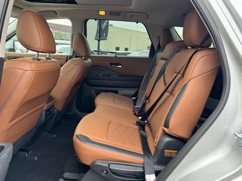 Used 2024 Nissan Pathfinder Platinum w/ Cargo Package image 12