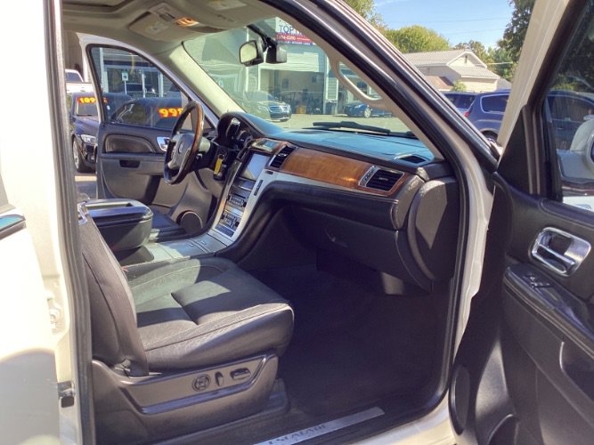 Used 2013 Cadillac Escalade ESV Platinum image 9
