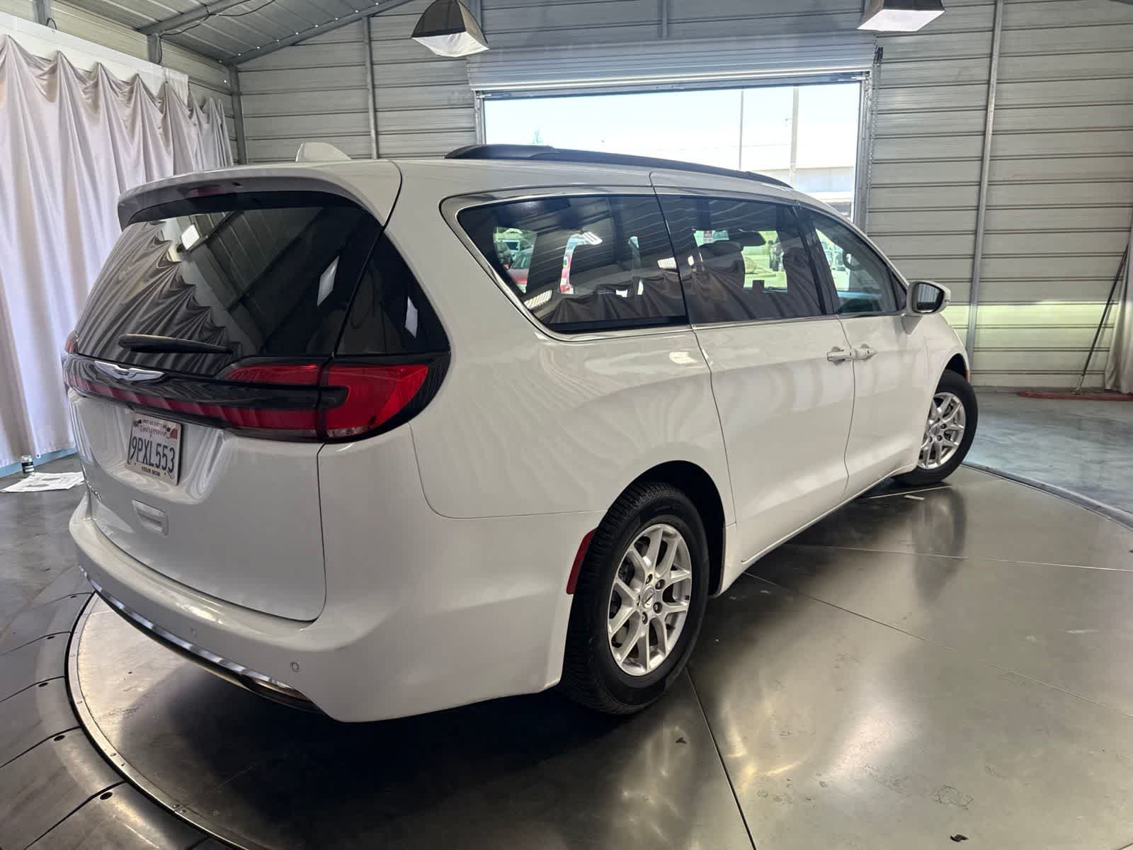 Used 2022 Chrysler Pacifica Touring-L FWD image 5