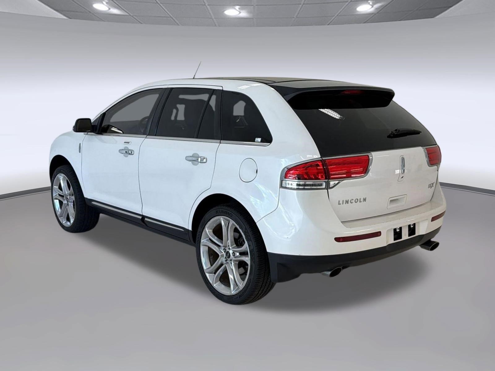 Used 2013 Lincoln MKX FWD image 3
