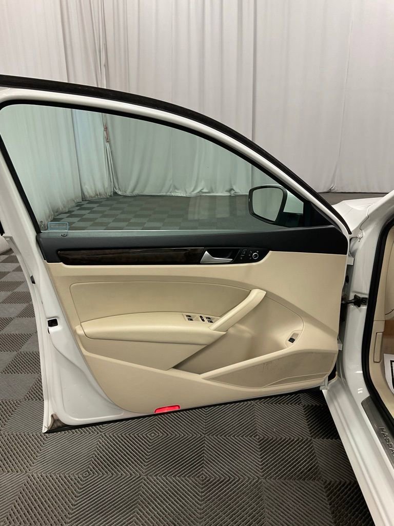 Used 2015 Volkswagen Passat TDI SEL Premium image 10