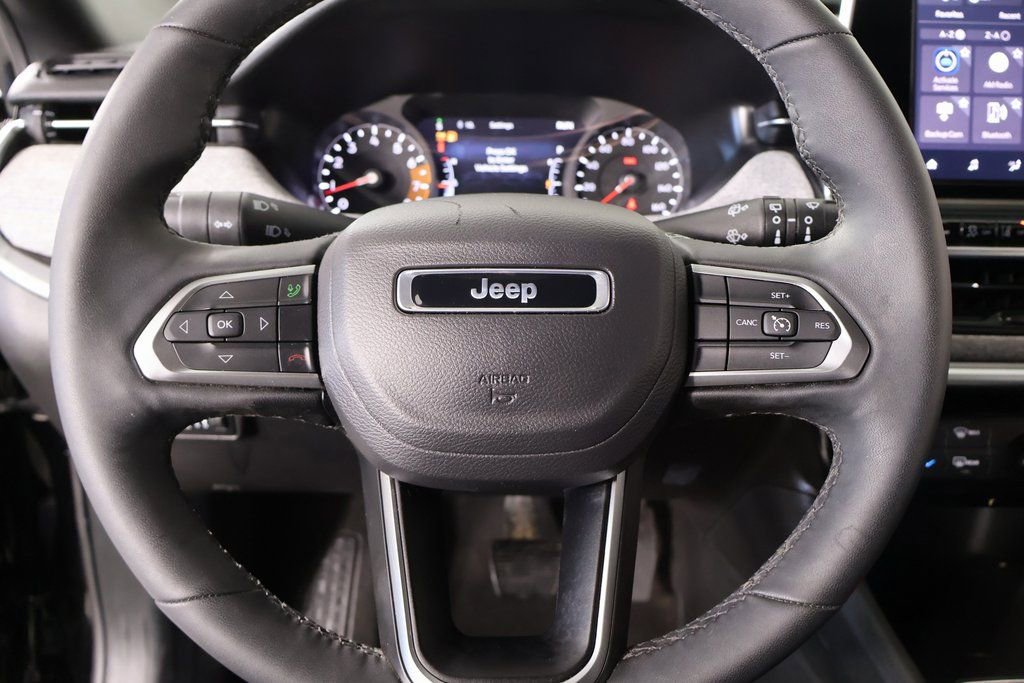 Used 2025 Jeep Compass Latitude image 3