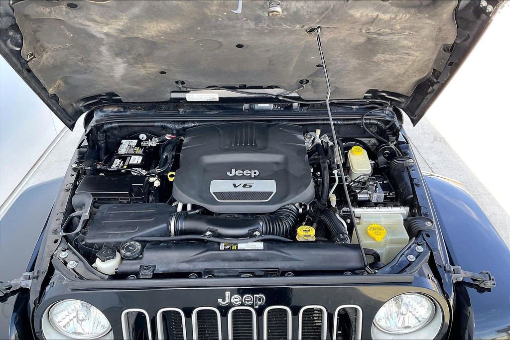 Used 2016 Jeep Wrangler Unlimited Sahara w/ Connectivity Group image 9