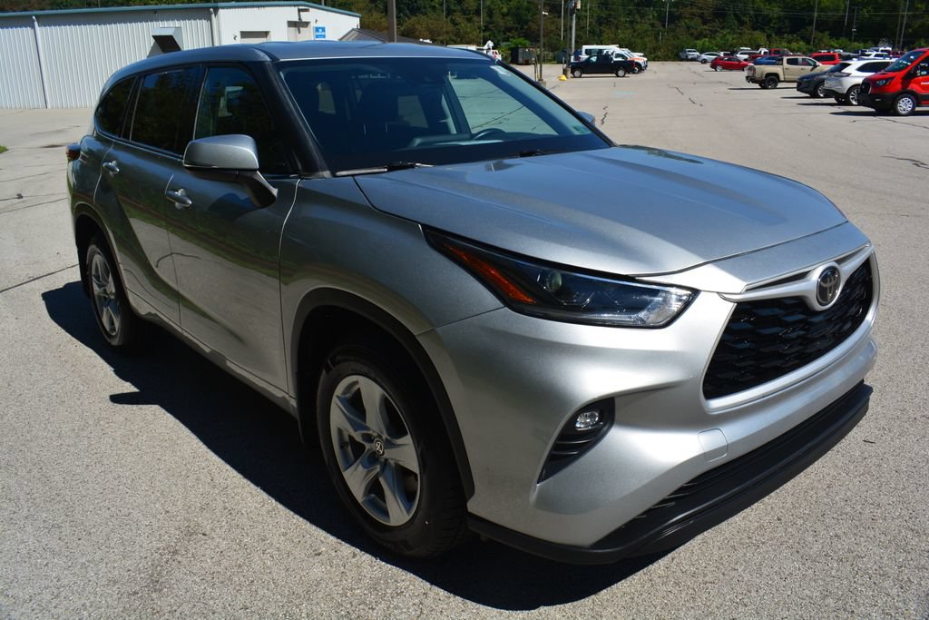 Used 2021 Toyota Highlander LE AWD/4WD image 4