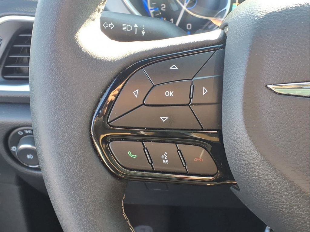 Used 2025 Chrysler Pacifica Limited image 16