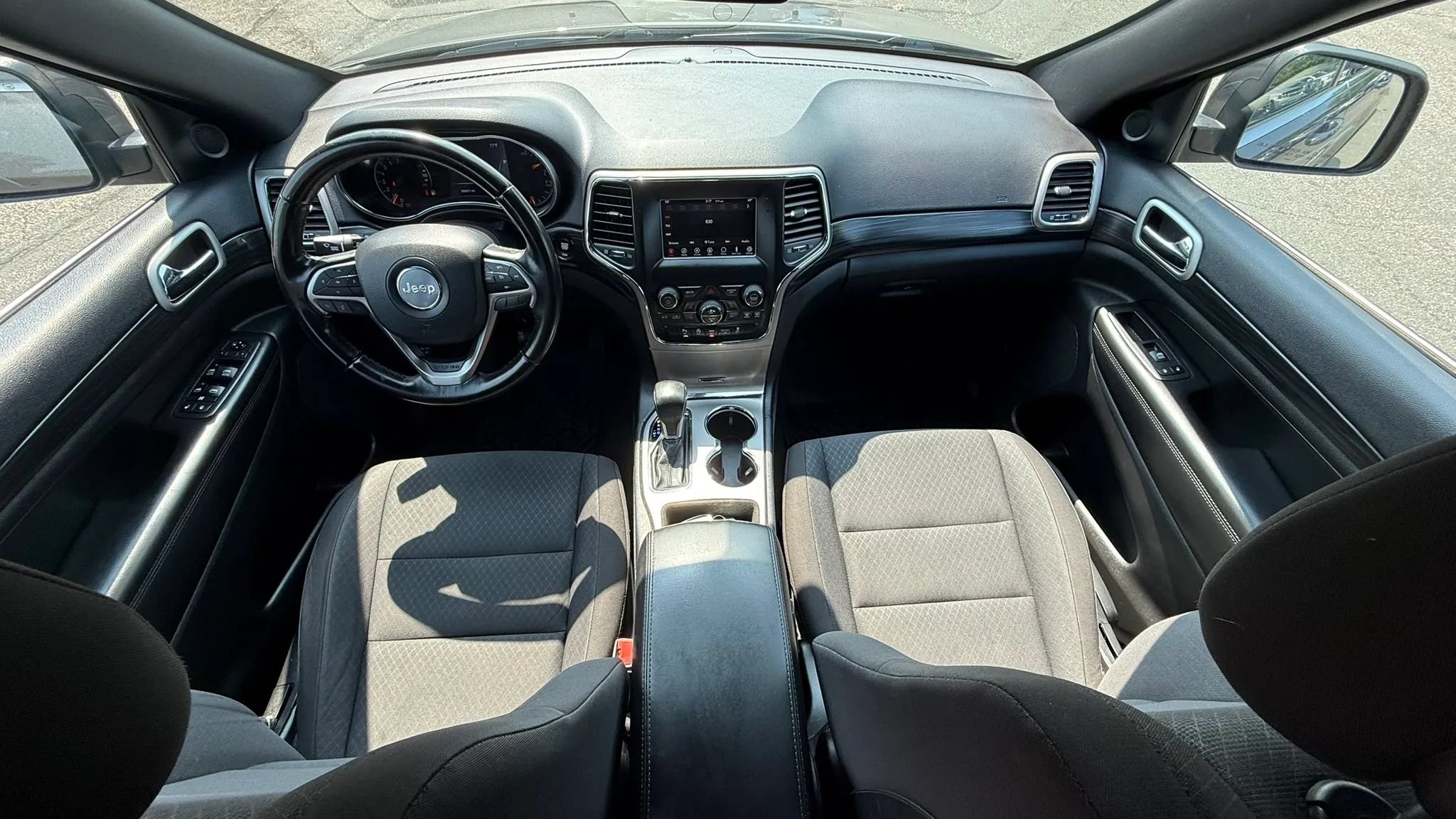 Used 2019 Jeep Grand Cherokee Laredo AWD/4WD image 26