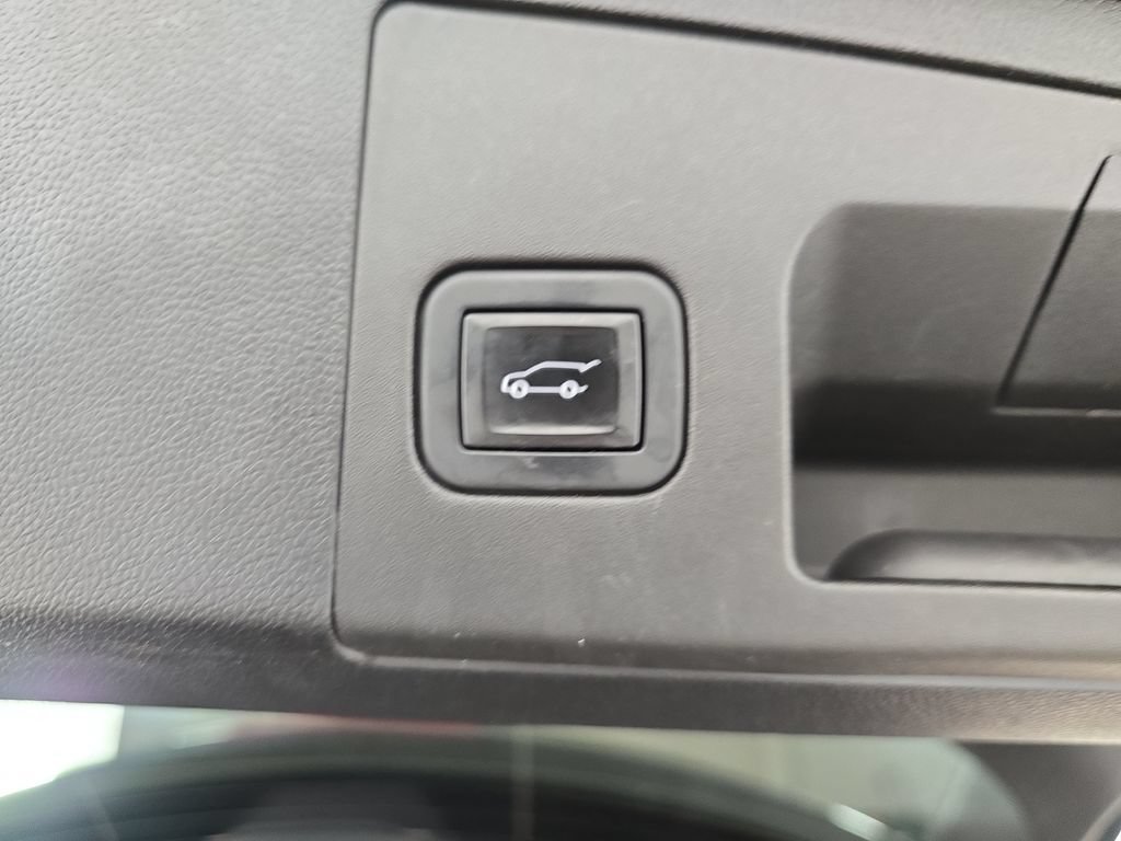 Used 2022 Cadillac XT4 Luxury w/ Cold Weather Package AWD/4WD image 16