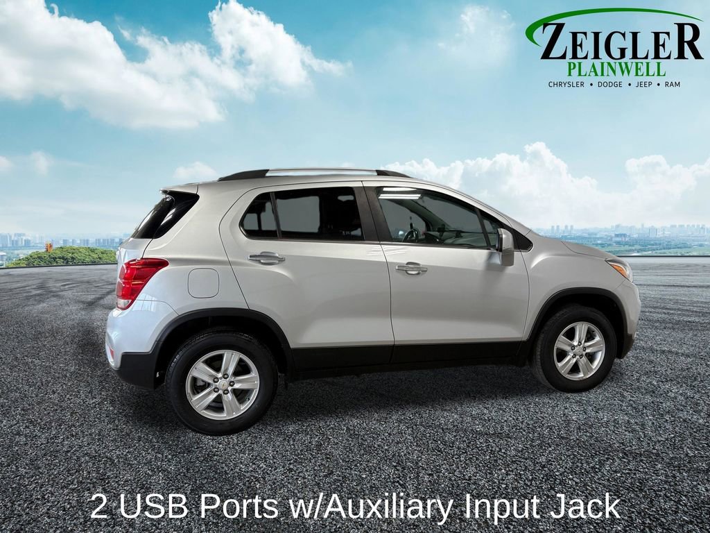 Used 2020 Chevrolet Trax LT w/ LT Convenience Package image 11