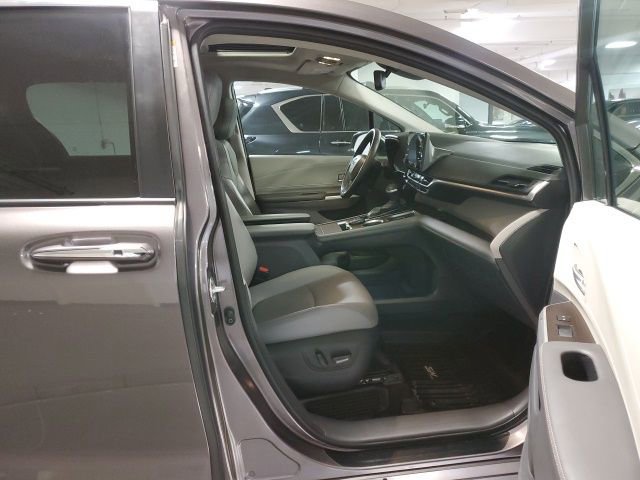 Used 2022 Toyota Sienna XLE image 24