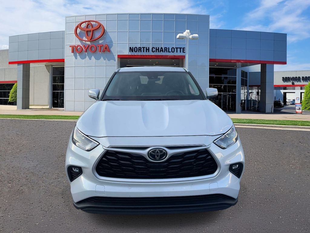 Used 2024 Toyota Highlander LE image 4