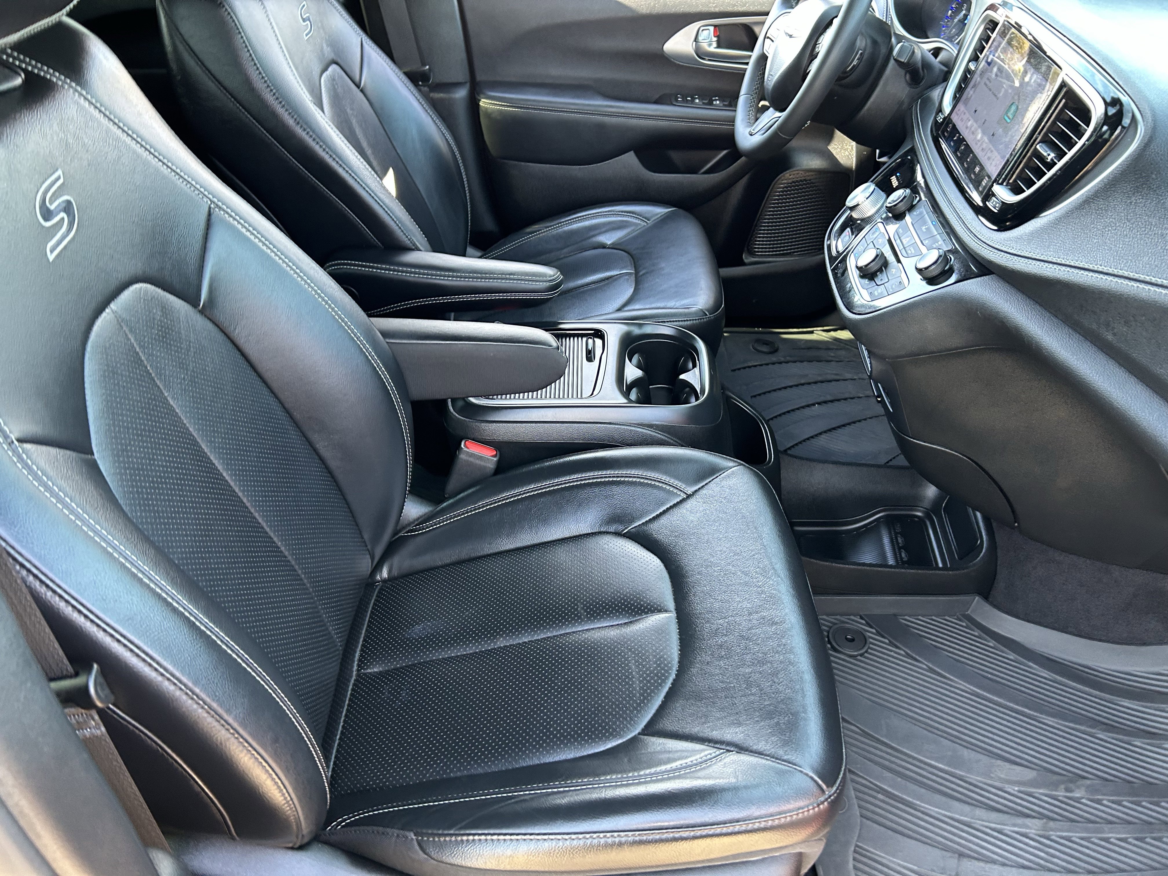 Certified 2022 Chrysler Pacifica Touring-L w/ S Appearance Package image 10