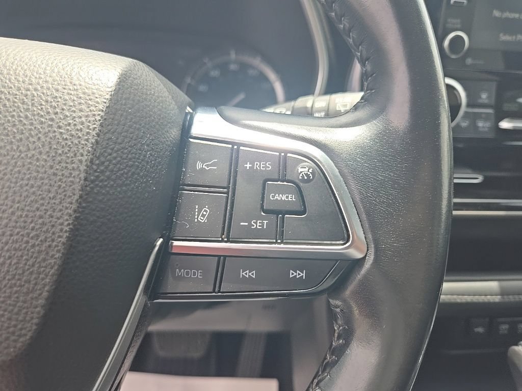 Used 2021 Toyota Highlander XLE AWD/4WD image 17