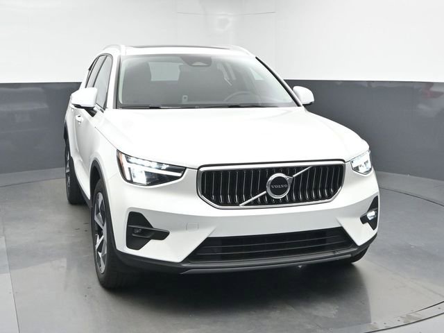 Used 2023 Volvo XC40 B4 Plus w/ Protection Package Premier image 2