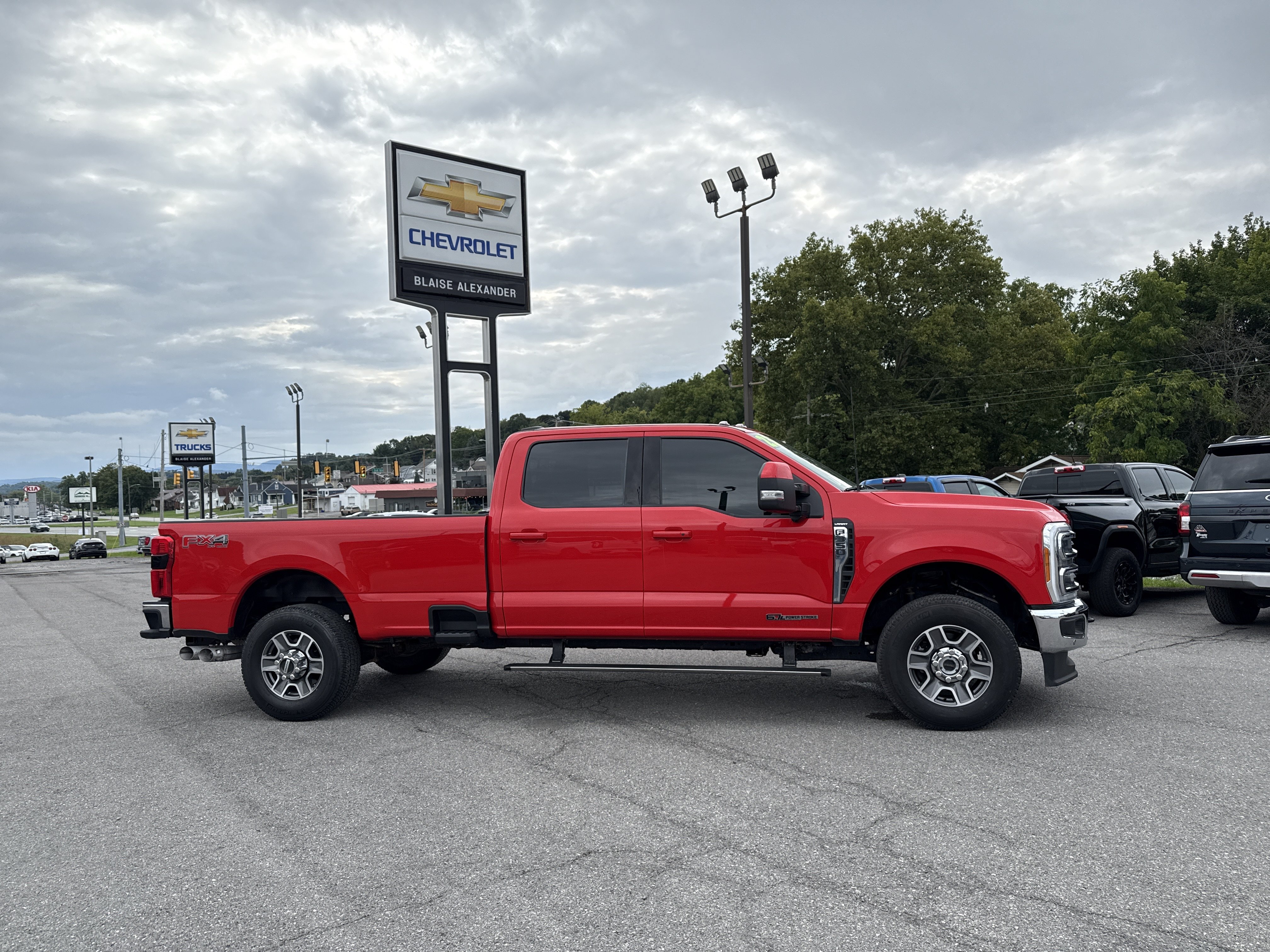 Used 2023 Ford F350 Lariat w/ Lariat Ultimate Package AWD/4WD image 2