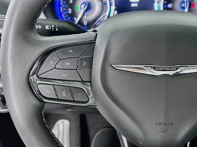 Used 2025 Chrysler Pacifica Limited FWD image 32