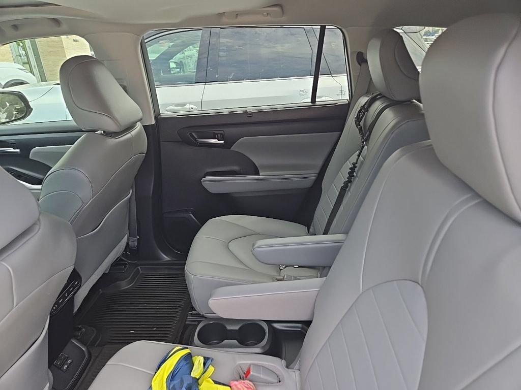 Used 2022 Toyota Highlander XLE FWD image 11