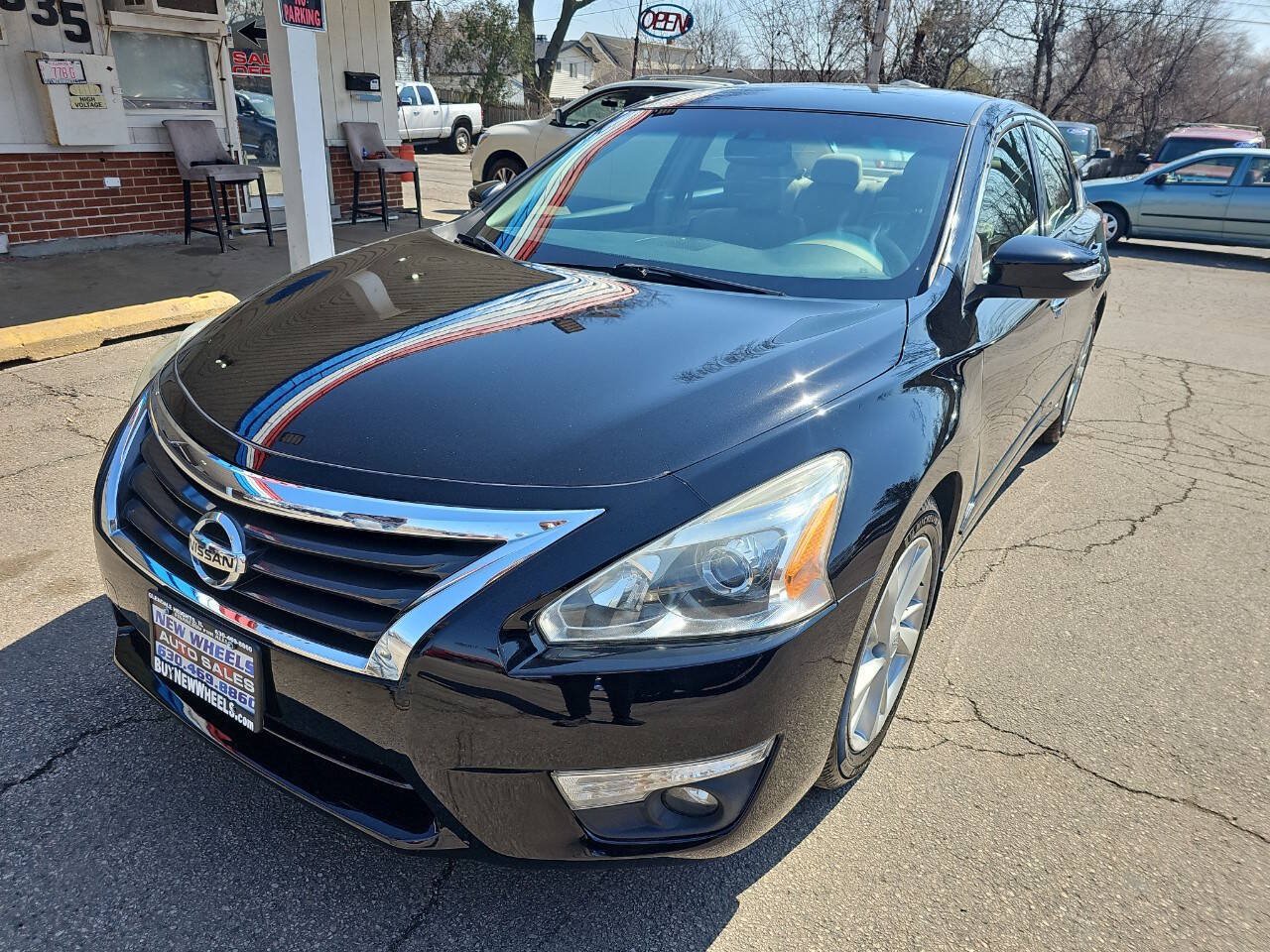 Used 2013 Nissan Altima 2.5 SL w/ Technology Pkg FWD image 1