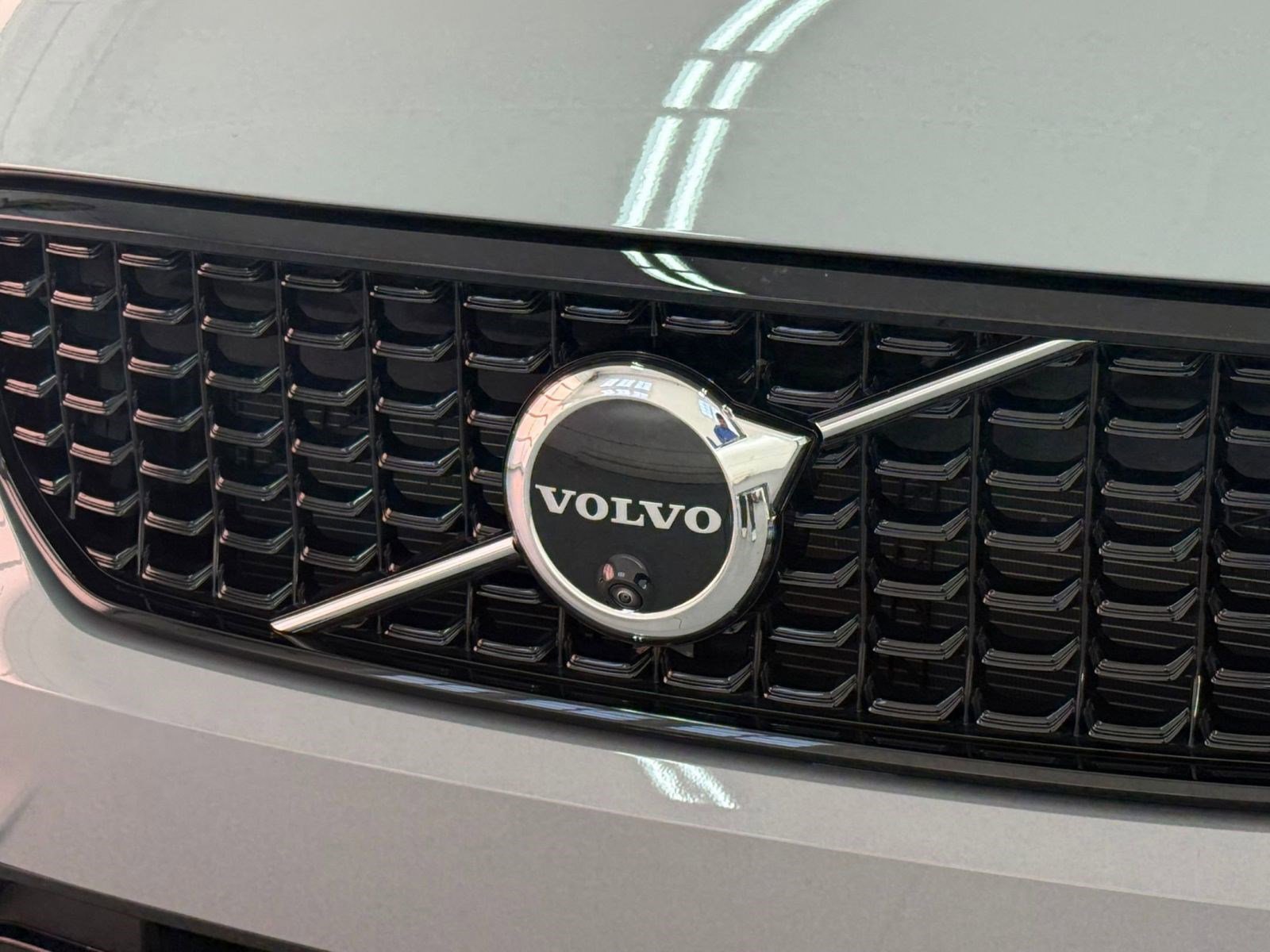 Used 2024 Volvo XC40 B5 Plus image 18